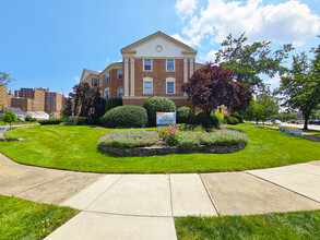 Colony Apartments in Shaker Heights, OH - Building Photo - Building Photo