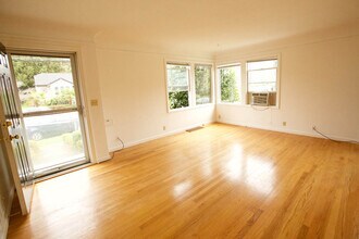 1409 NE 71st Ave, Unit A in Portland, OR - Foto de edificio - Building Photo