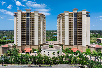 Riva Del Lago South in Ft. Myers, FL - Foto de edificio - Building Photo