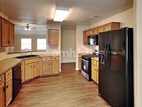 912 Curry St in Baytown, TX - Building Photo - Building Photo
