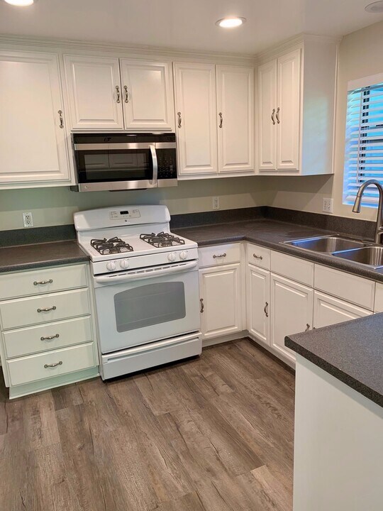 381 Ramona Ave in Sierra Madre, CA - Building Photo