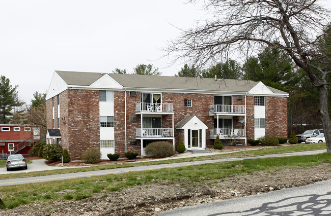 Derry Village Green Apartments in Derry, NH - Building Photo - Building Photo