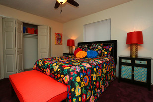Winston Square in San Antonio, TX - Building Photo
