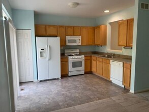 929 Summit Creek Dr in Shorewood, IL - Building Photo - Building Photo
