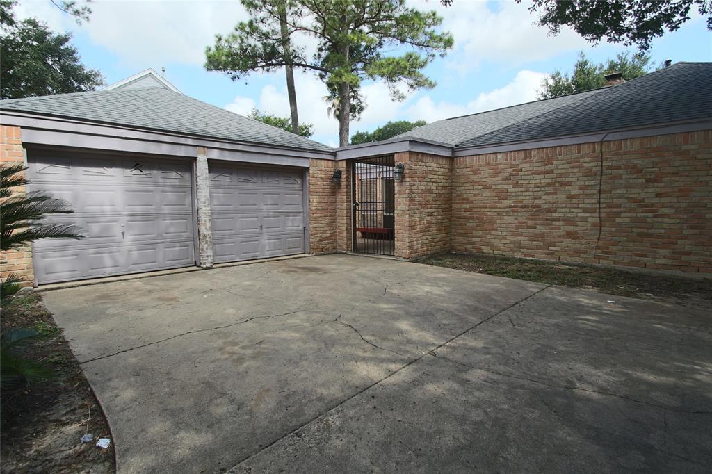 15710 Pine Mountain Dr in Houston, TX - Building Photo