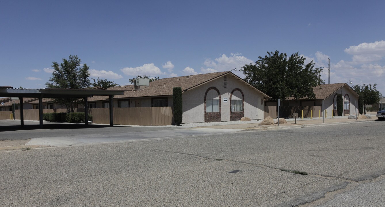 Casa Meadows Apartments in Adelanto, CA - Foto de edificio
