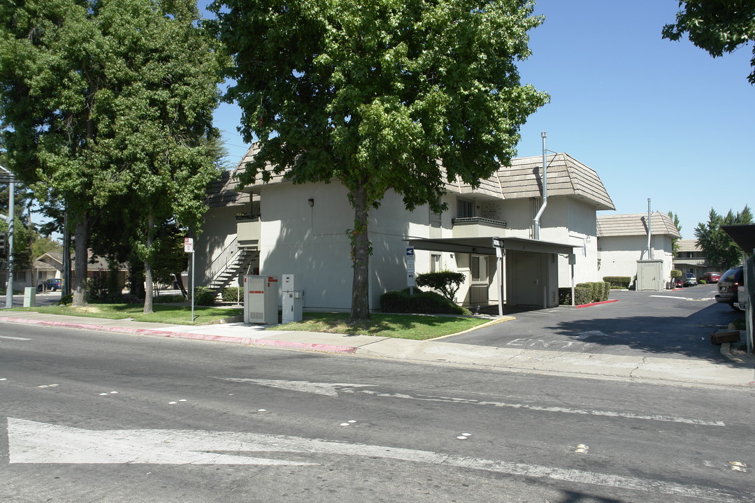 3000 Coffee Apartments in Modesto, CA - Building Photo