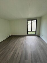 7300 W Dean Rd in Milwaukee, WI - Foto de edificio - Building Photo