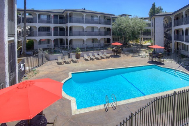 Luxe 1801 in Alhambra, CA - Foto de edificio - Building Photo