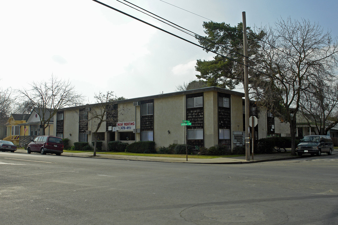 Lincoln Manor in Stockton, CA - Building Photo