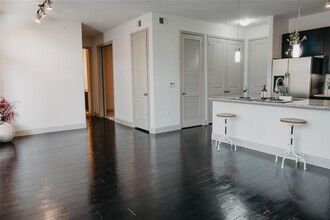 1301 Richmond Ave. in Houston, TX - Building Photo - Building Photo