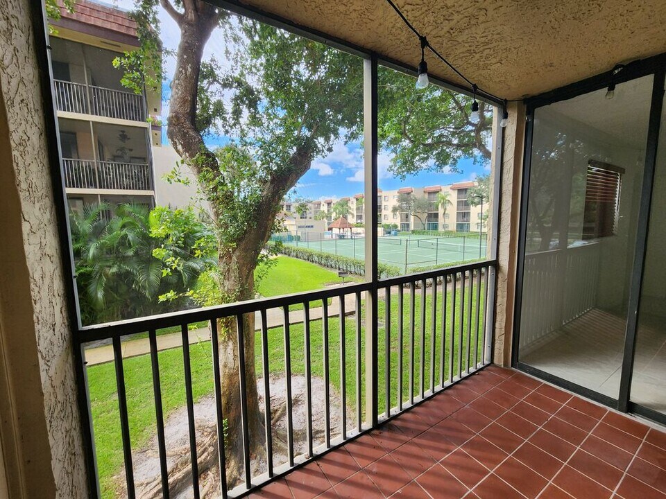 10451 W Broward Blvd in Plantation, FL - Building Photo