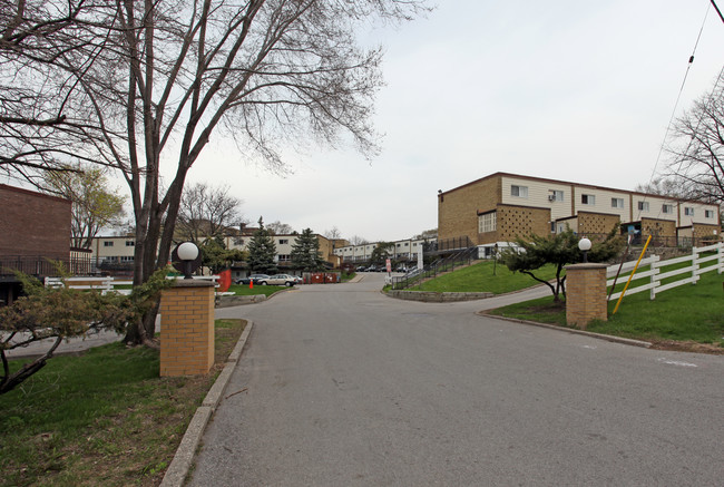 Greenbelt Village Apartments in Toronto, ON - Building Photo - Building Photo