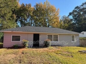 828 Pamela Dr in Griffin, GA - Building Photo