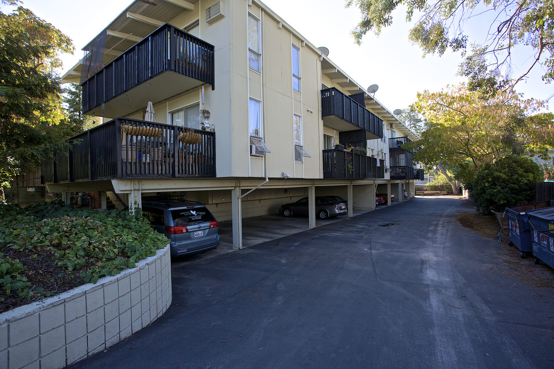 Monte Cresta Apartments in Pleasant Hill, CA - Building Photo