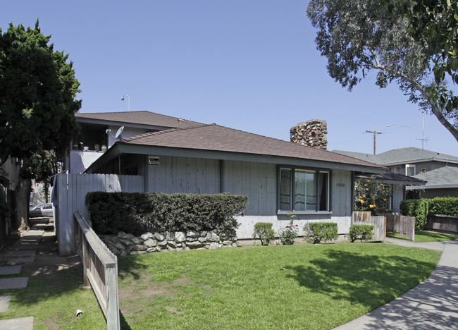 15561 Boleyn Cir in Tustin, CA - Foto de edificio - Building Photo