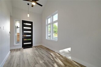 2401 E 17th St in Austin, TX - Building Photo - Building Photo