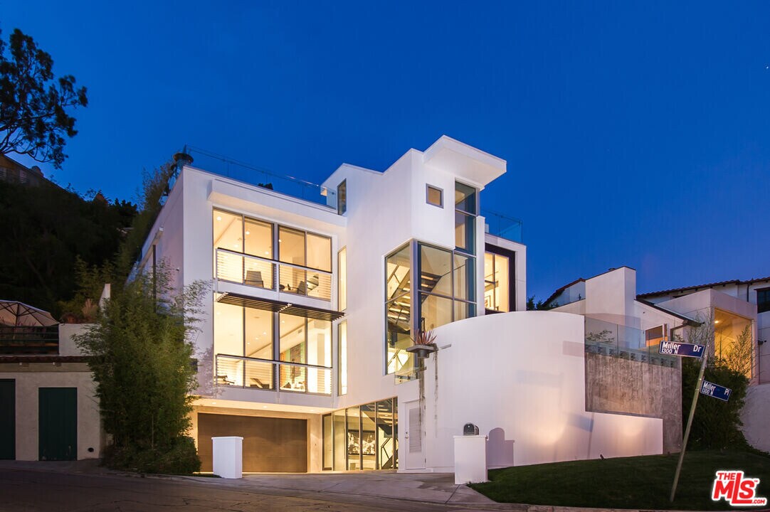 1352 Miller Dr in Los Angeles, CA - Building Photo