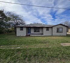 502 S Pearl St in Trenton, TX - Building Photo