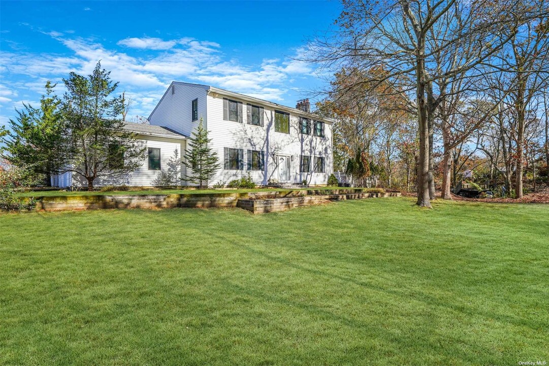 34 Starboard Rd in Hampton Bays, NY - Building Photo