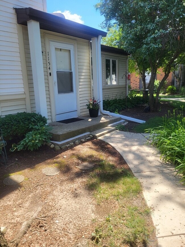 1154 W Inverrary Ln in Deerfield, IL - Building Photo - Building Photo