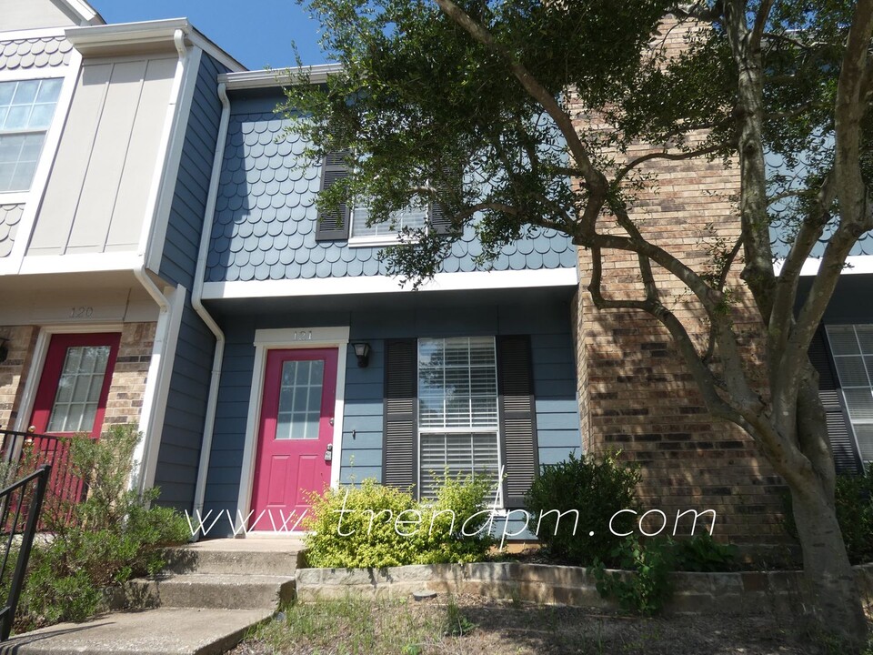 121 Surrey Ln in Euless, TX - Building Photo