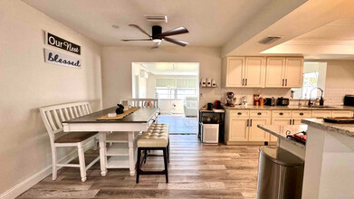 232 SE Monroe Cir N in St. Petersburg, FL - Building Photo - Building Photo