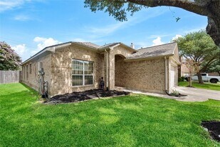 3511 Cypress Village Dr in Pearland, TX - Building Photo