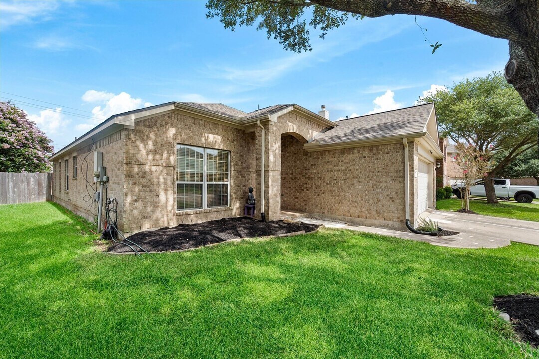 3511 Cypress Village Dr in Pearland, TX - Foto de edificio