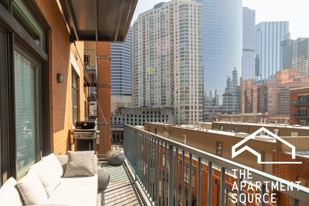 330 N Clinton St, Unit 508 in Chicago, IL - Building Photo