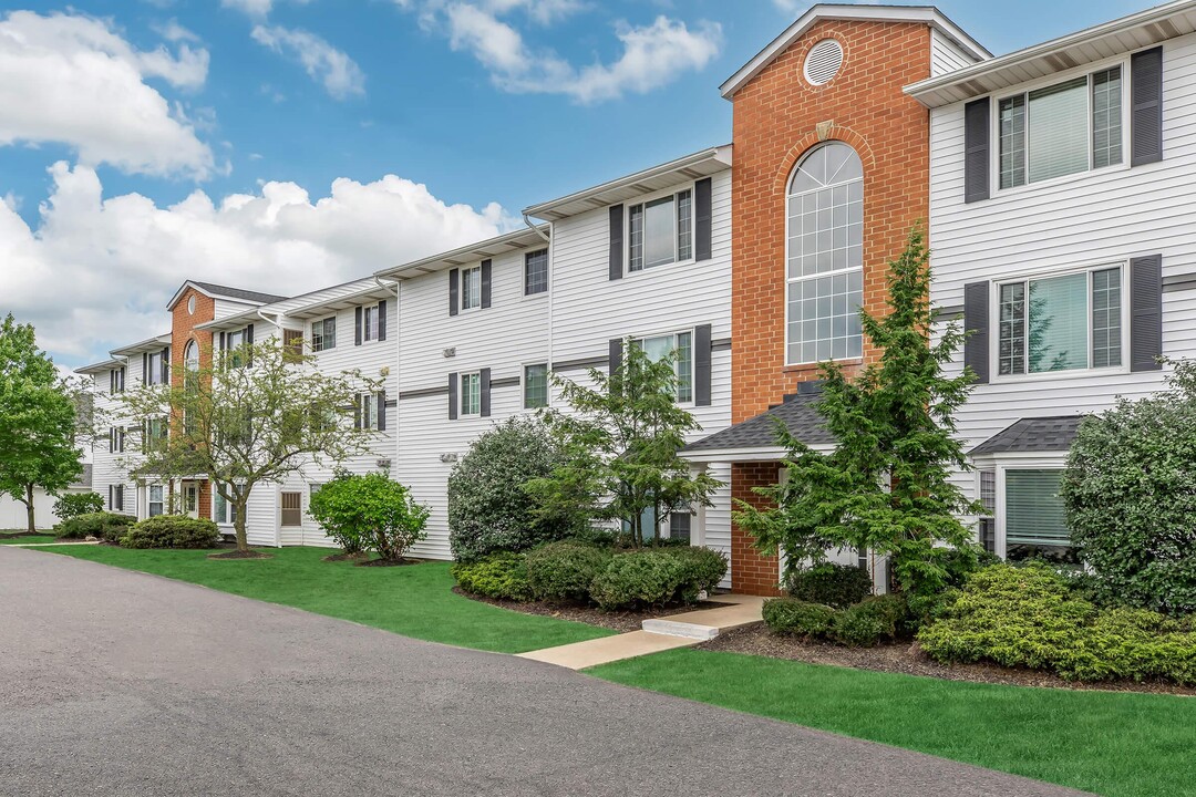 Cambridge Court Apartments in Brook Park, OH - Foto de edificio