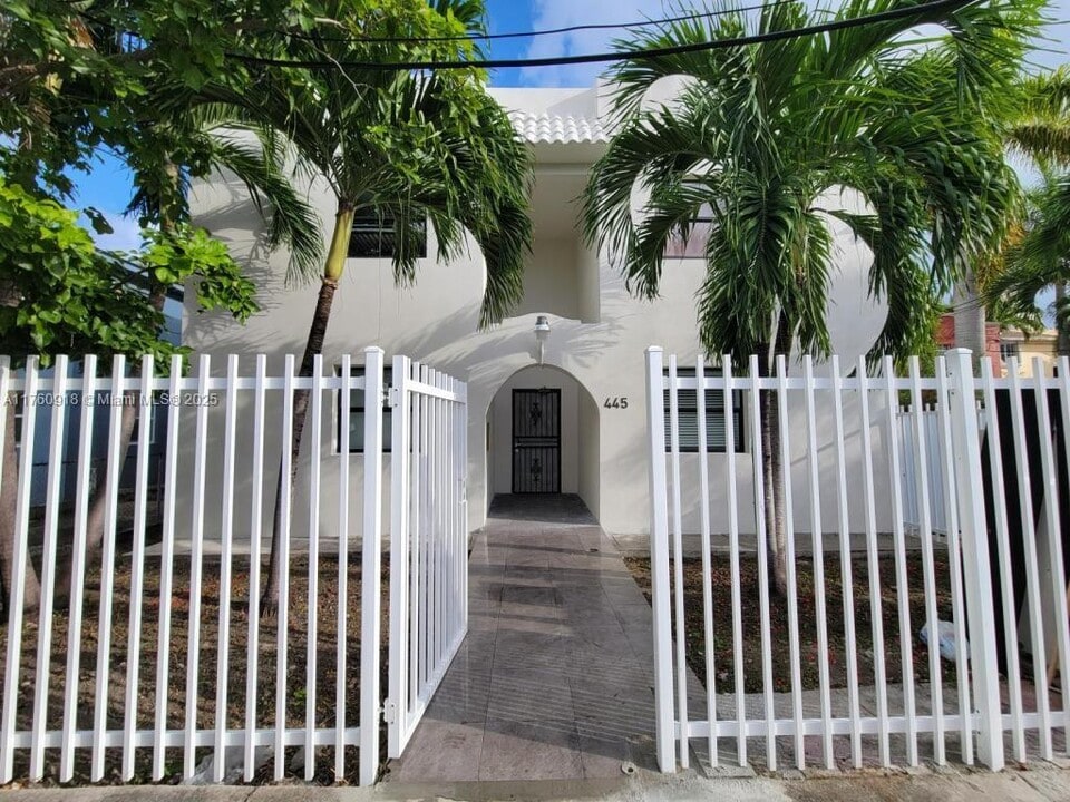 445 SW 3rd St in Miami, FL - Building Photo