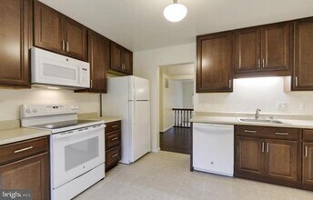 5732 Lofthill Ct in Alexandria, VA - Building Photo - Building Photo