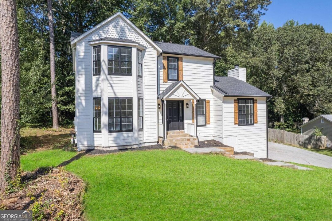 557 Old Friar Tuck Ln in Stone Mountain, GA - Building Photo