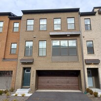 6230 Almerico Pl in Lincolnia, VA - Building Photo