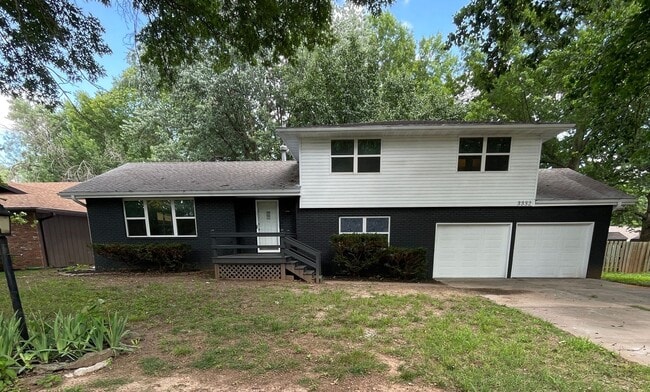 property at 3332 S Southlyn Pl