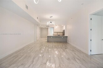14951 Royal Oaks Ln, Unit 107 in North Miami, FL - Building Photo - Building Photo