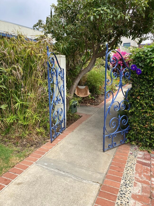 1042 Pearl St, Unit B in Santa Monica, CA - Foto de edificio - Building Photo