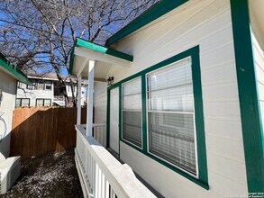 825 W Russell Pl in San Antonio, TX - Building Photo - Building Photo
