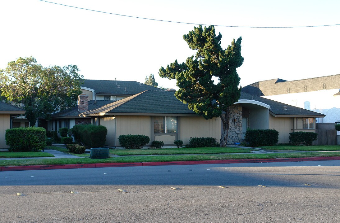1682 W Orangewood Ave in Anaheim, CA - Building Photo