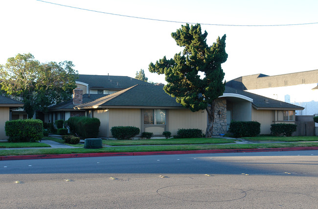 1682 W Orangewood Ave in Anaheim, CA - Building Photo - Building Photo