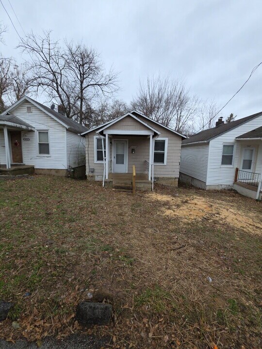 5635 Hodiamont Ave in Jennings, MO - Foto de edificio