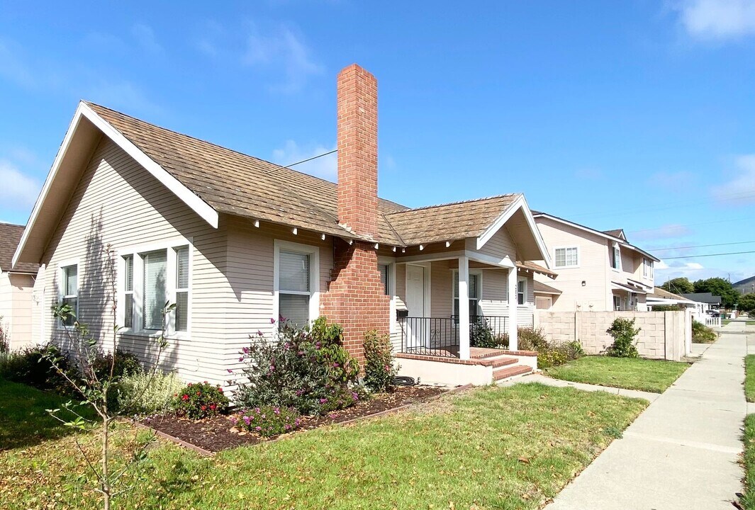 203-211 E Hickory Ave in Lompoc, CA - Building Photo