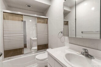 6 Regina Pl in Yonkers, NY - Building Photo - Building Photo