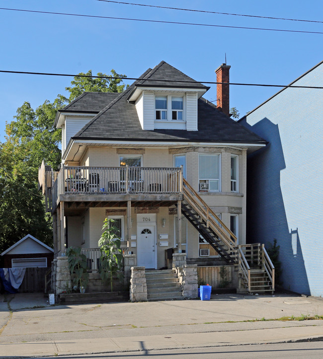 704 Main St E in Hamilton, ON - Building Photo - Primary Photo