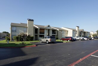 Shadowood in Addison, TX - Foto de edificio - Building Photo