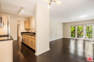330 S Barrington Ave in Los Angeles, CA - Building Photo