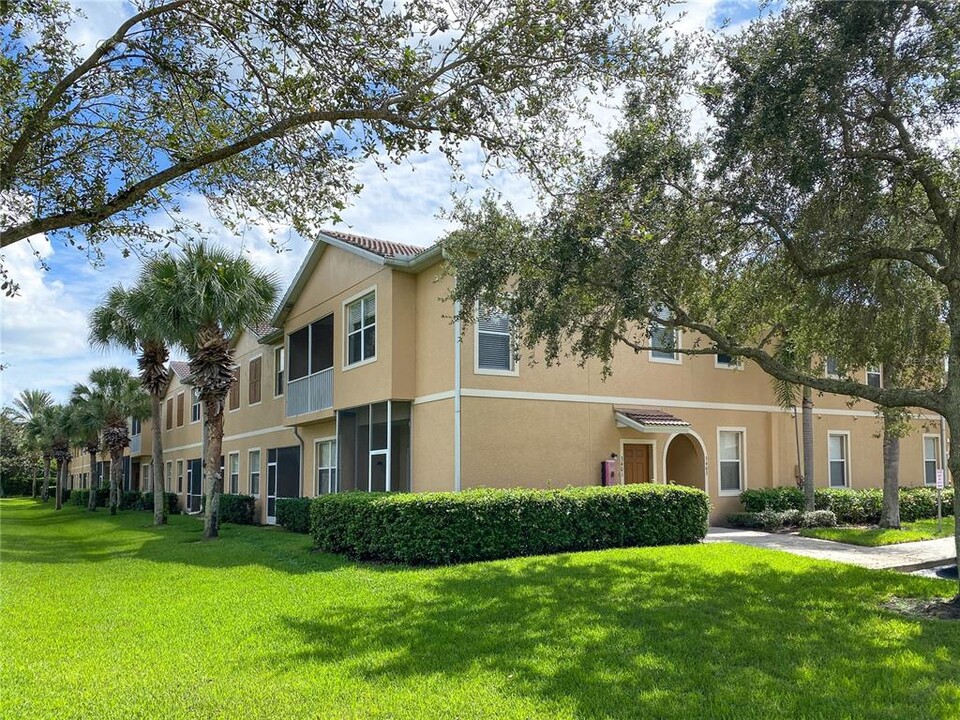 3401 Parkridge Cir in Sarasota, FL - Building Photo