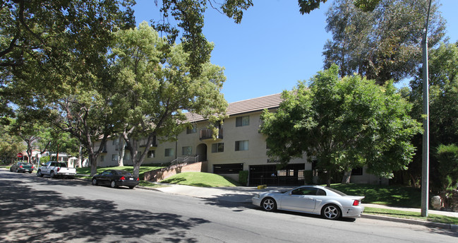 Kenoaks Luxury Apartments in Burbank, CA - Foto de edificio - Building Photo