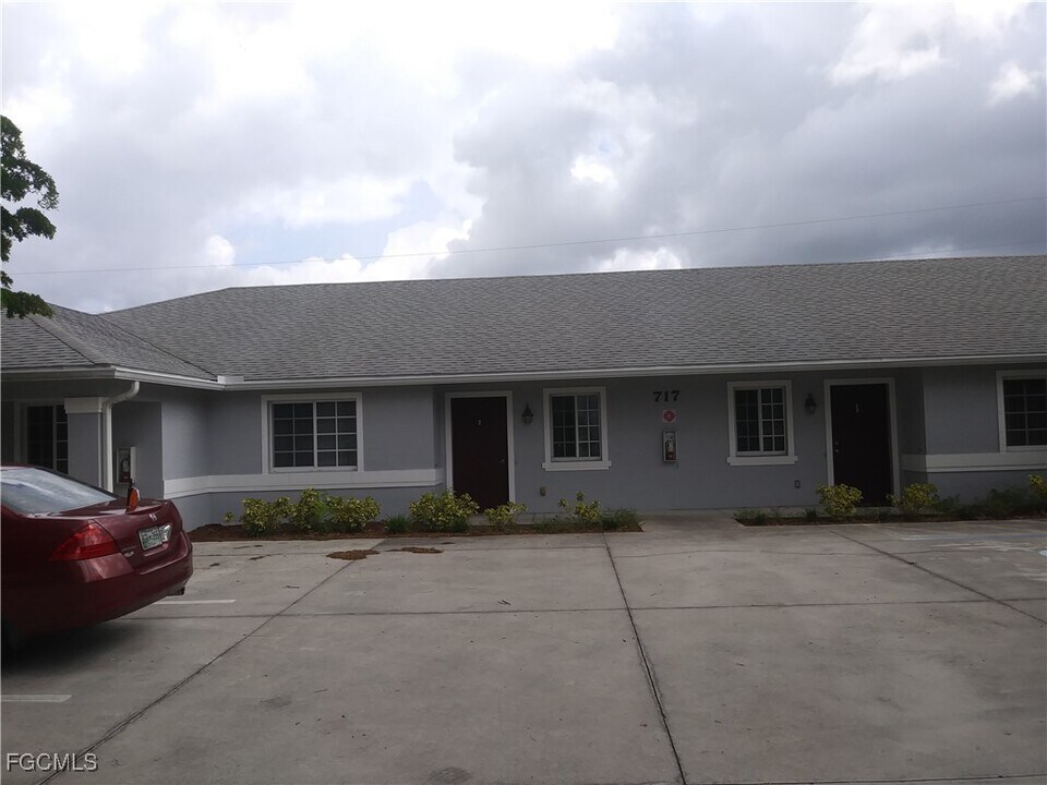 717 SE 8th St in Cape Coral, FL - Building Photo